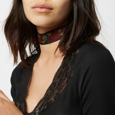 Red embroidered rose choker